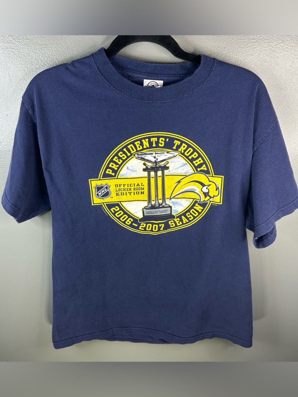 Vintage Y2K 2006 Buffalo Sabres Slug NHL Hockey Navy Blue Shirt Size Medium